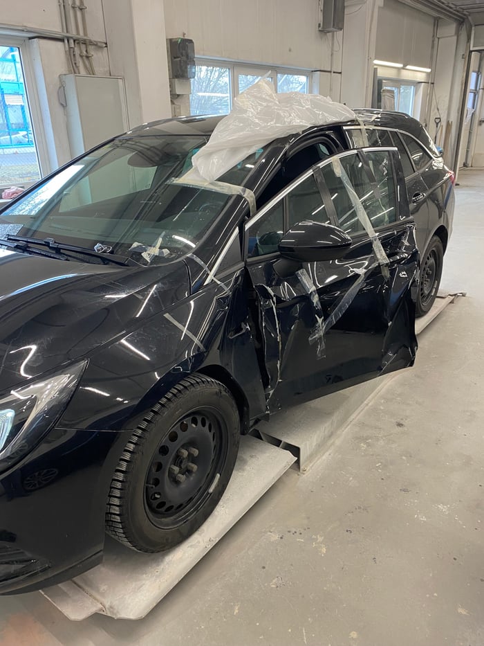 Opel Astra – Instandsetzung eines Unfallschadens, inklusive Tauschen der Türe und Reparatur der A-Säule (Bild 1)
