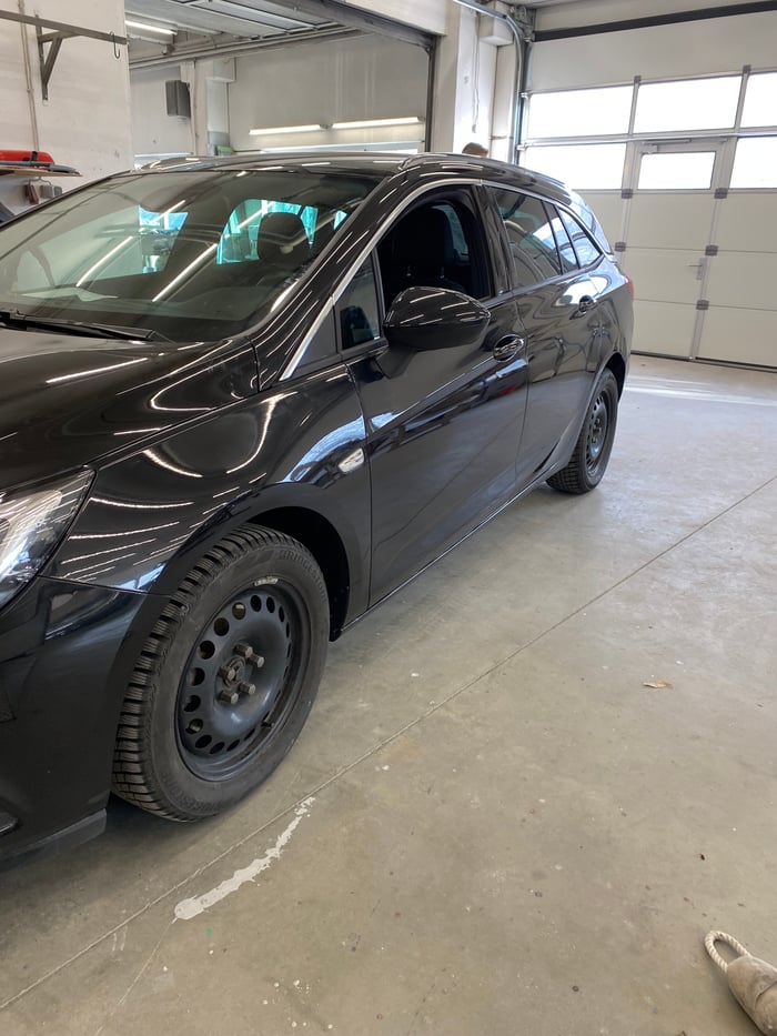 Opel Astra – Instandsetzung eines Unfallschadens, inklusive Tauschen der Türe und Reparatur der A-Säule (Bild 2)